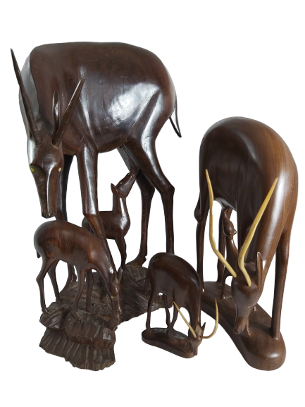 Lot d'antilopes et leurs petits en bois exotique.